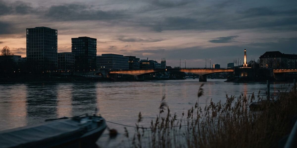Der Rhein am Dreiländereck in Basel, wo die Schweiz, Deutschland und Frankreich aufeinandertreffen