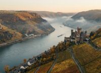 Luftaufnahme des Rheins im Mittelrheintal mit mittelalterlichen Burgen und Weinbergen