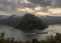 Der Loreley-Felsen ragt 120 Meter über den Rhein mit dramatischem Gewitterlicht