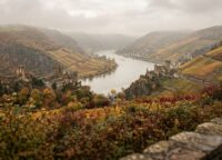 Panorama des Oberen Mittelrheintals mit Burgen an beiden Ufern und Weinbergterrassen